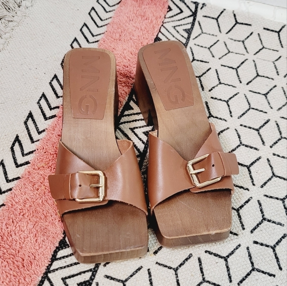 MANGO COCO CLOG SANDALS IN BROWN, SZ 39/8.5
